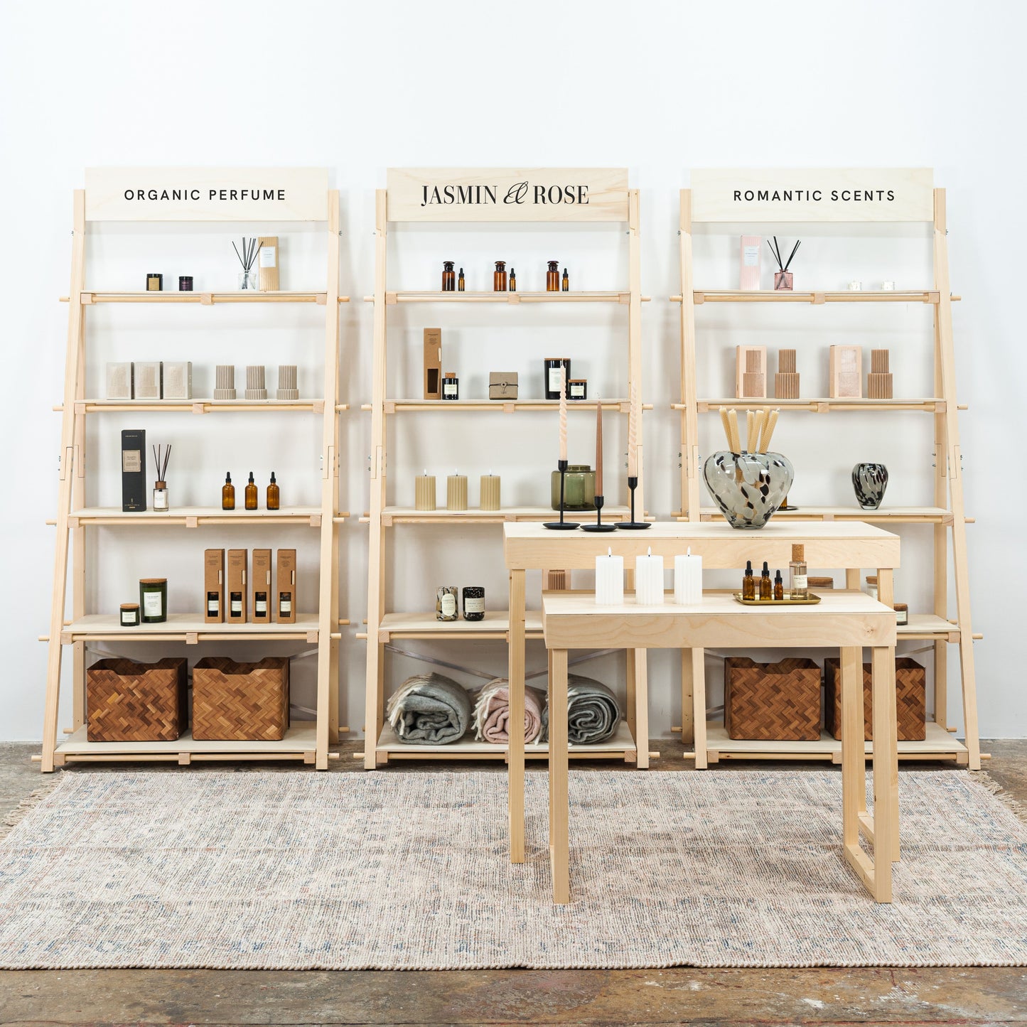 Freestanding display shelves for products
