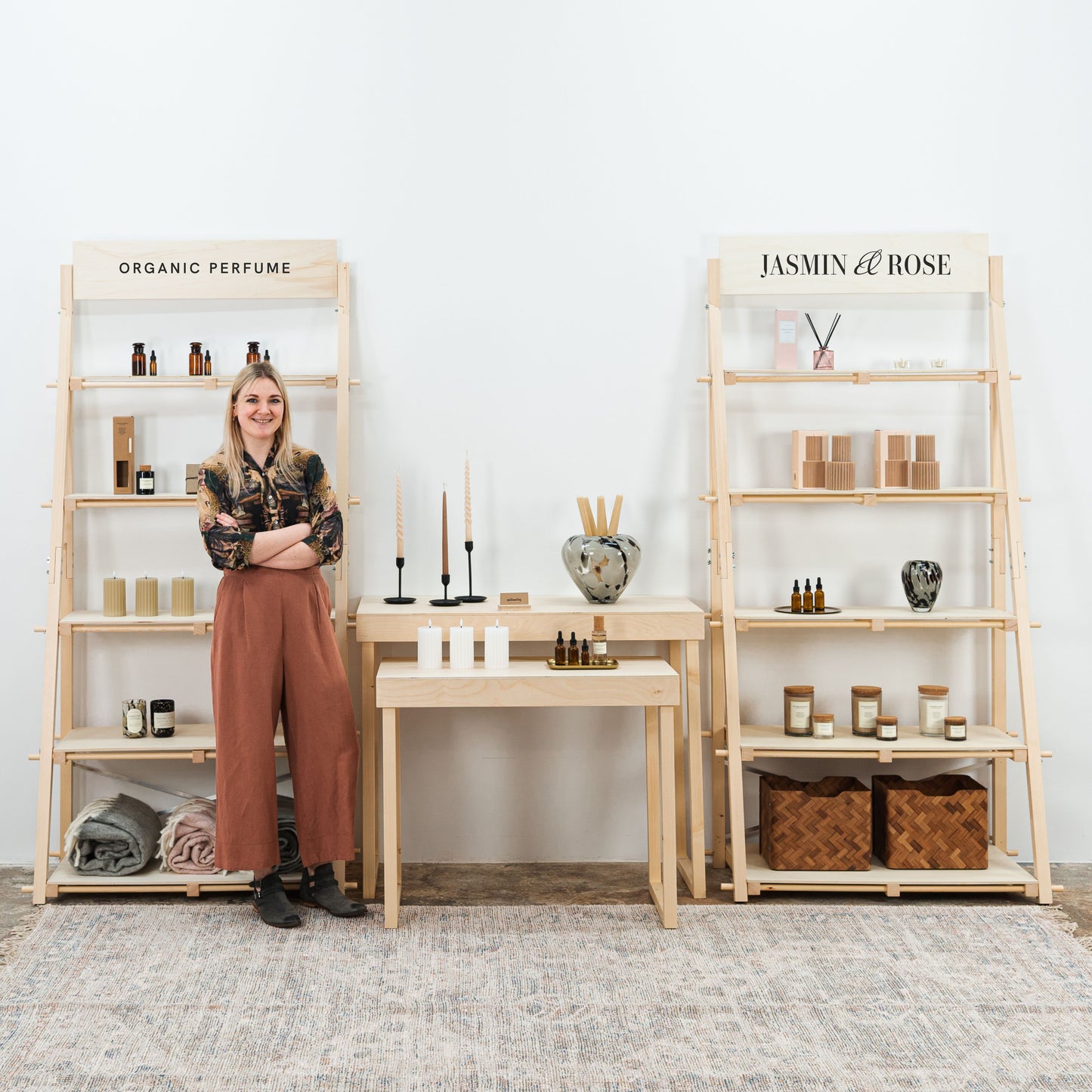 Modular shelving units with open display