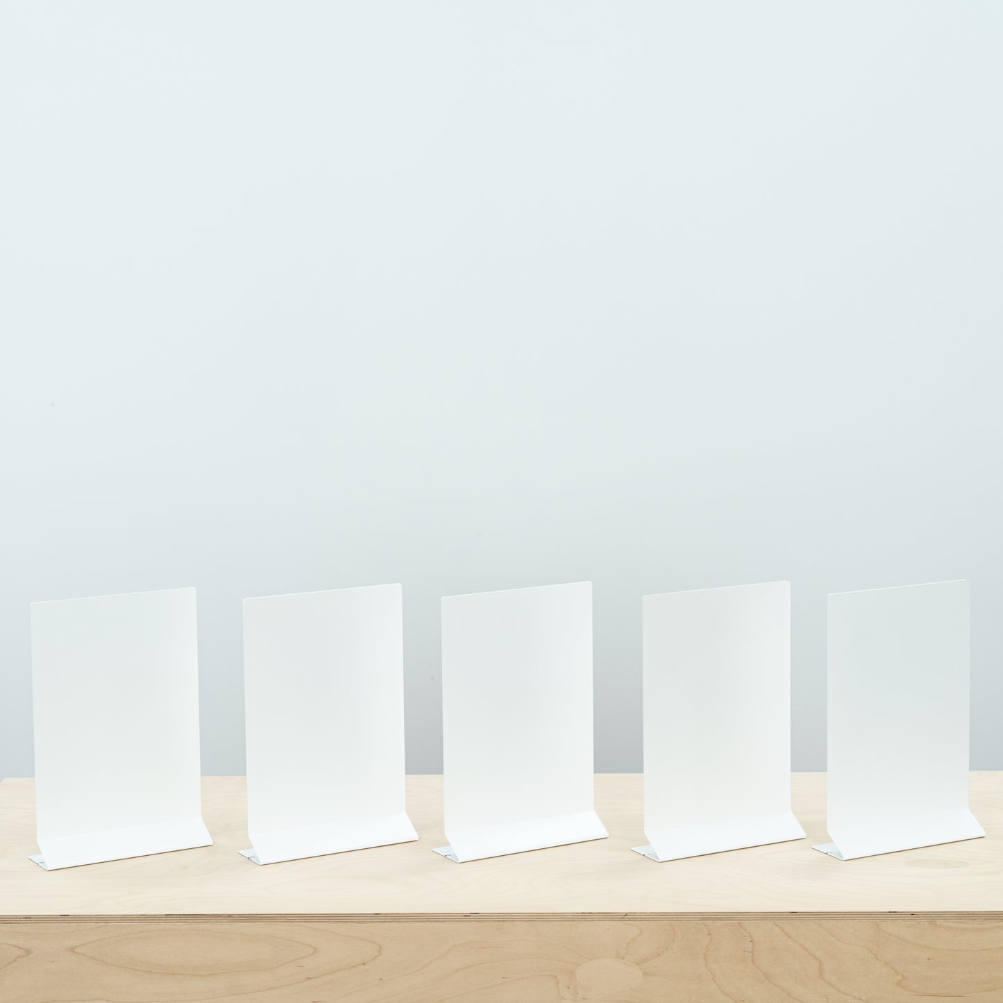 VENTE D'ÉCHANTILLONS | Lot de 5 panneaux de table magnétiques en métal SAP-A5-V-WT, verticaux, taille A5 (demi-lettre)