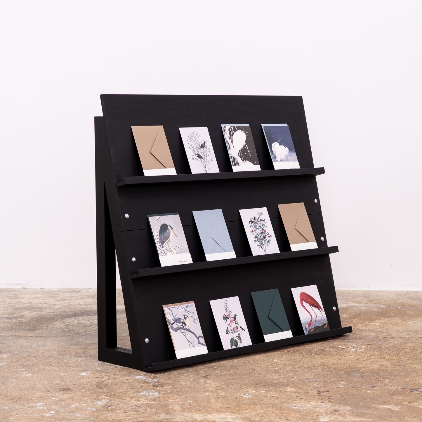 Tool-free small shelf for mobile brand showcases
