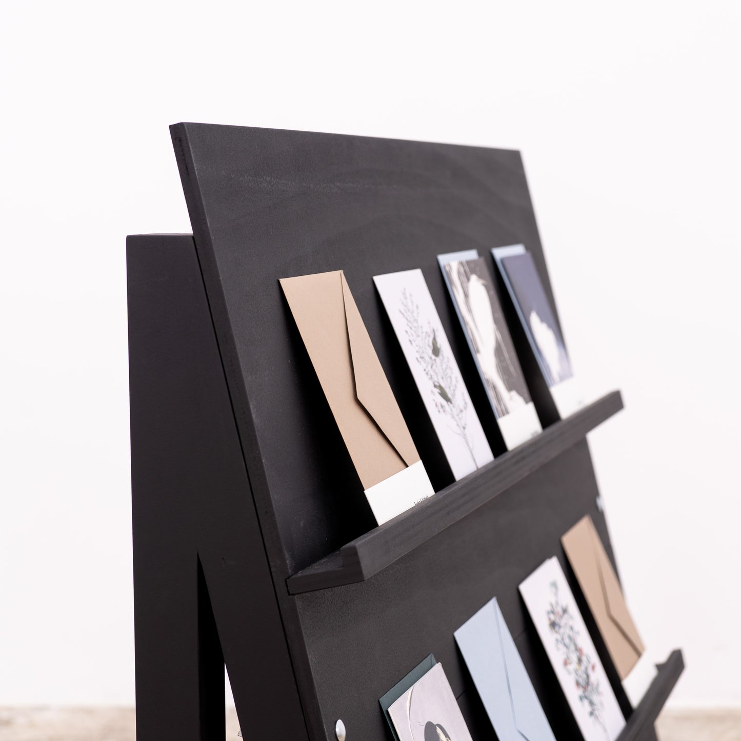 Lightweight black display unit in pop-up product scene