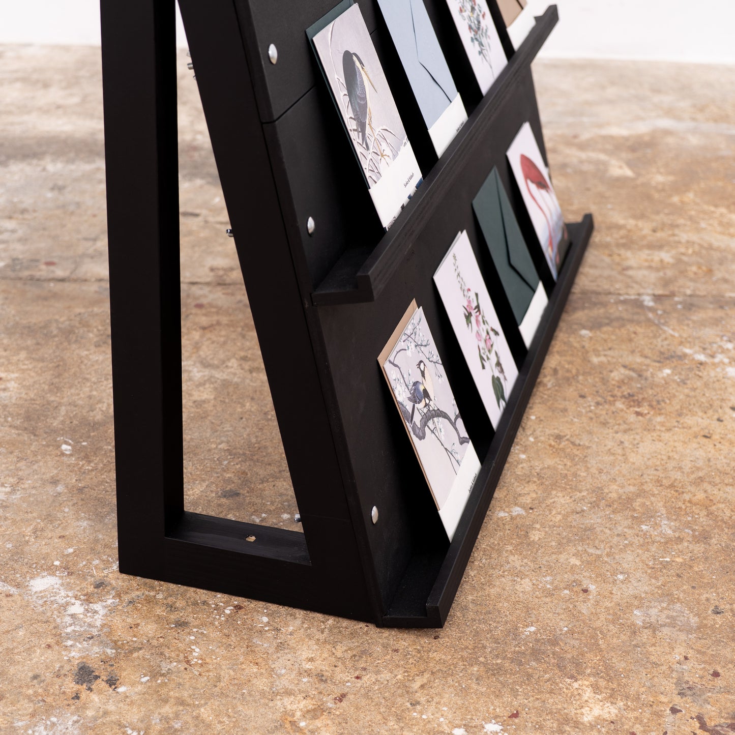 Tool-free small shelf for mobile brand showcases