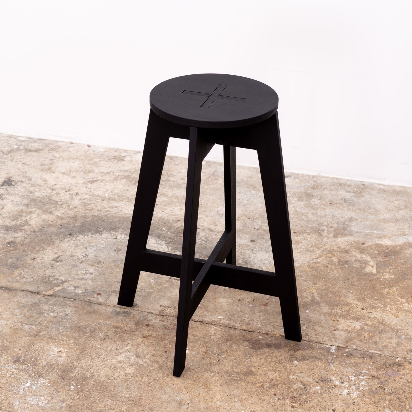 63 cm matte black stool for craft fairs and kitchen counters