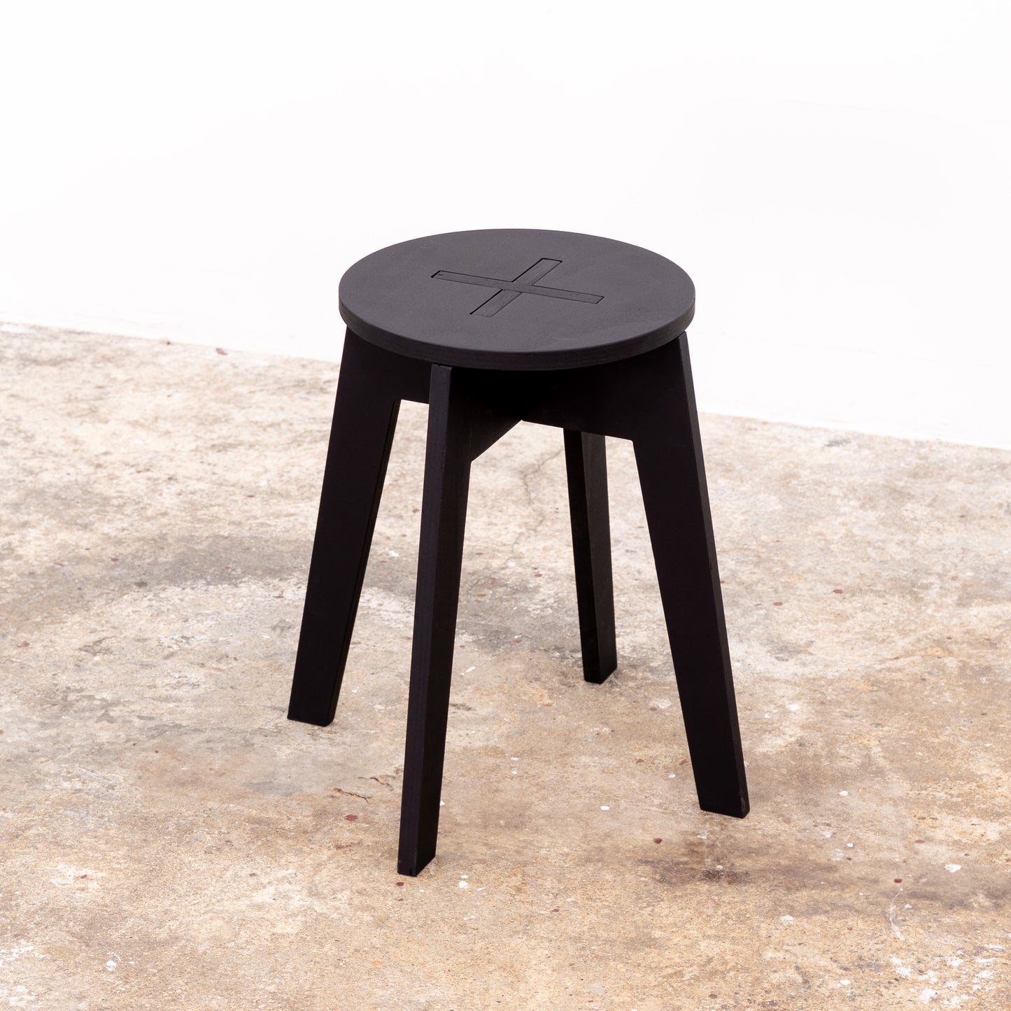 Tool-free 45 cm event stool in minimal black finish