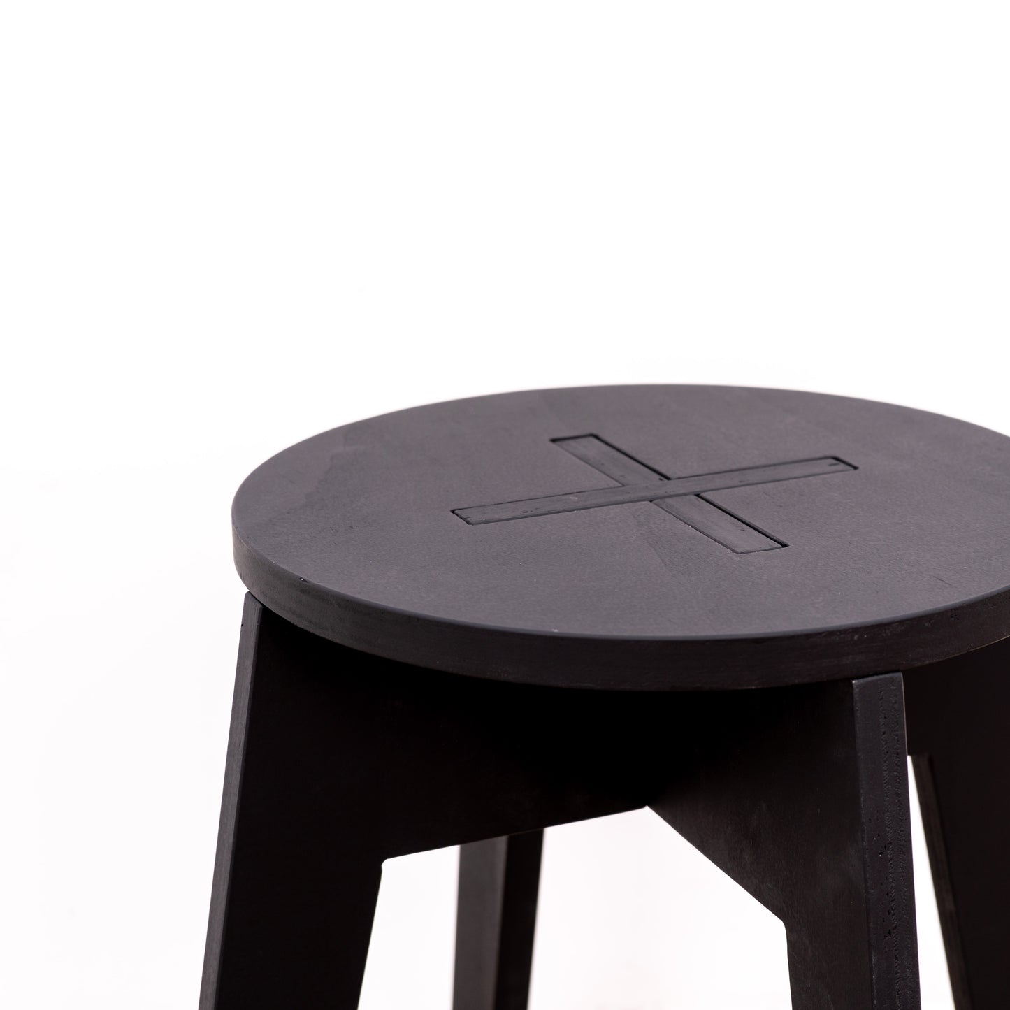 Compact 45 cm plywood stool with flat-pack structure