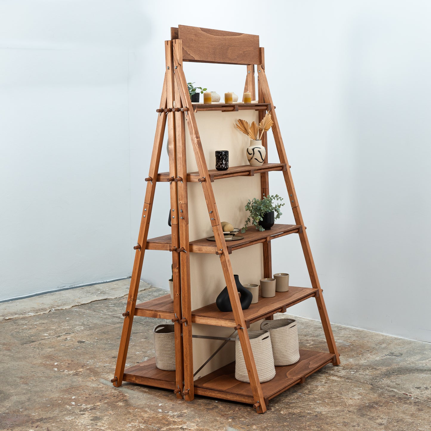 Foldable market shelving with warm coffee-colored panels for pop-up shops