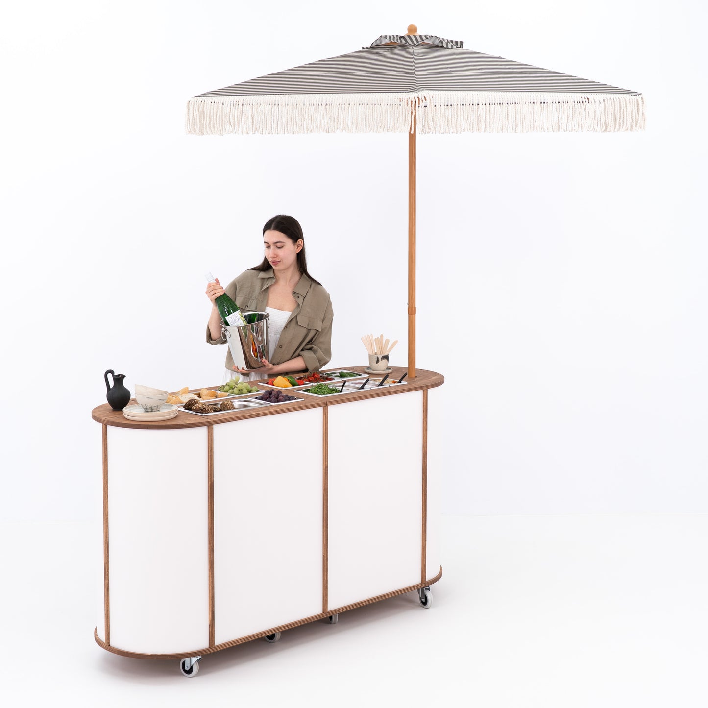 Multipurpose mobile food station with lockable casters