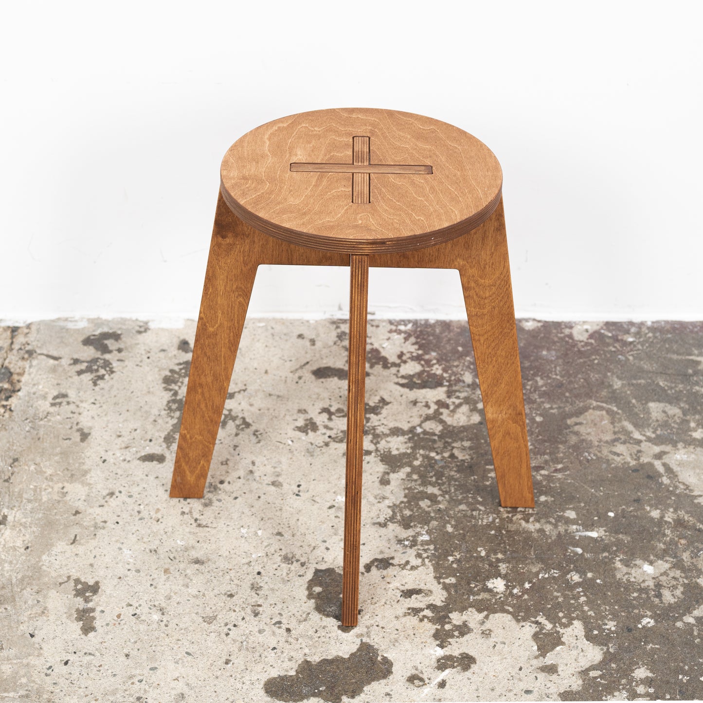 Foldable wooden stool in coffee finish – 45 cm height