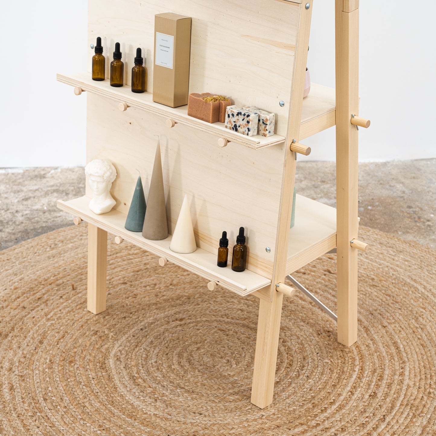 Transportable Lochwandeinheit mit Aufbewahrungsregalen VP-01 für Keramik, Socken, Kartendisplay | Pop-up-Store | Milimetry