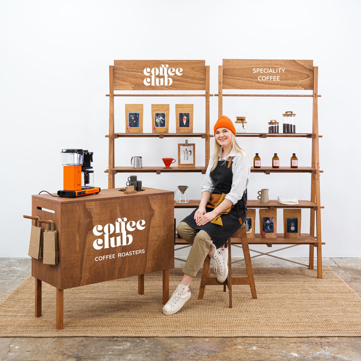 Freestanding display shelves for products