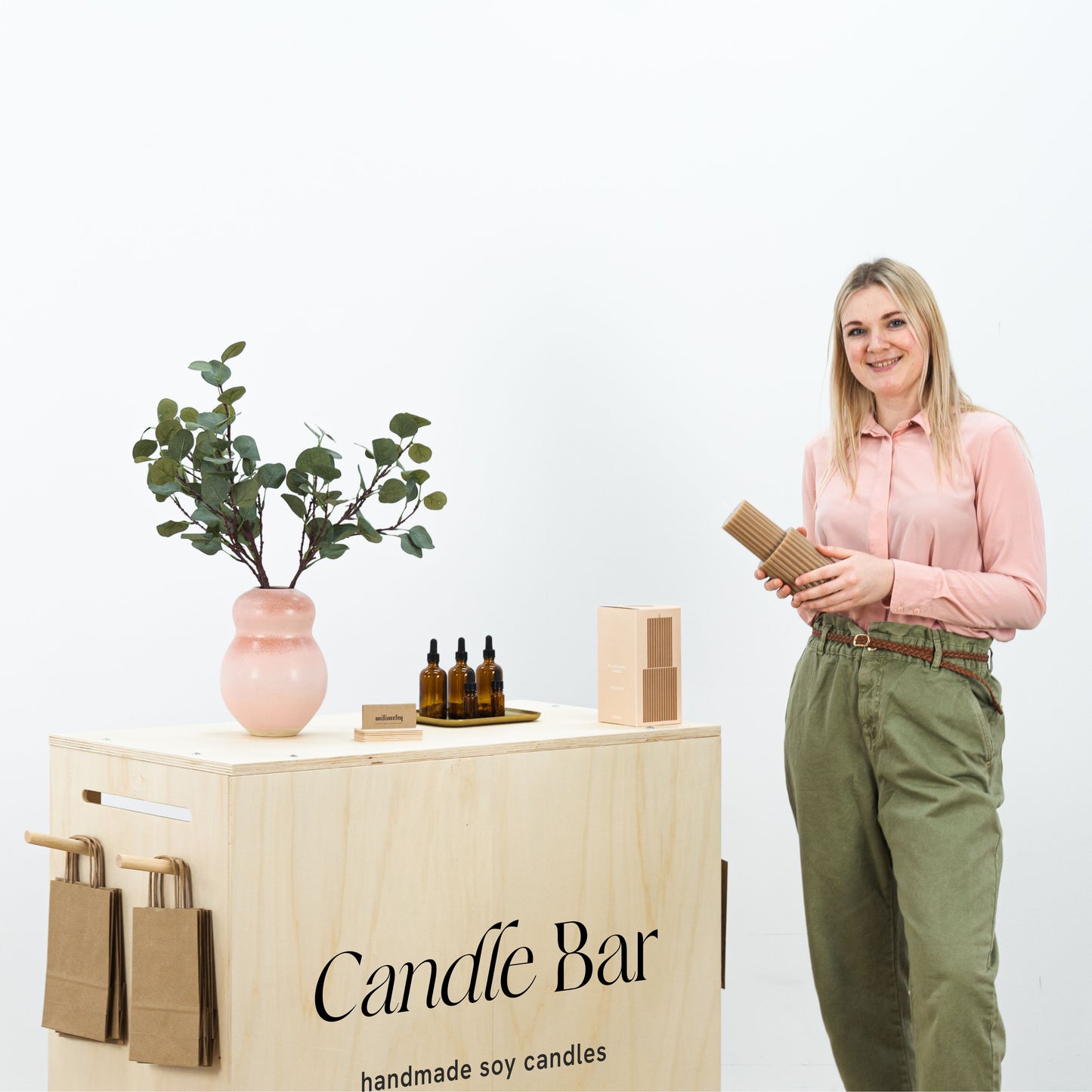 Lightweight and reusable vendor stand in wood