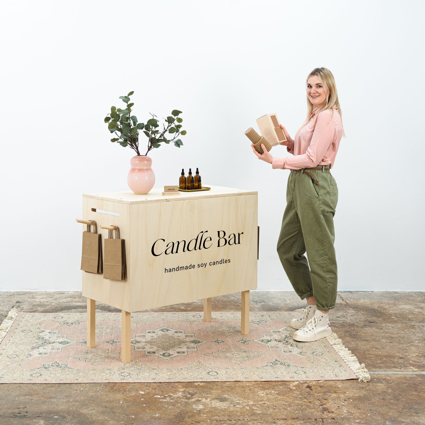 Collapsible cashier stand in natural wood