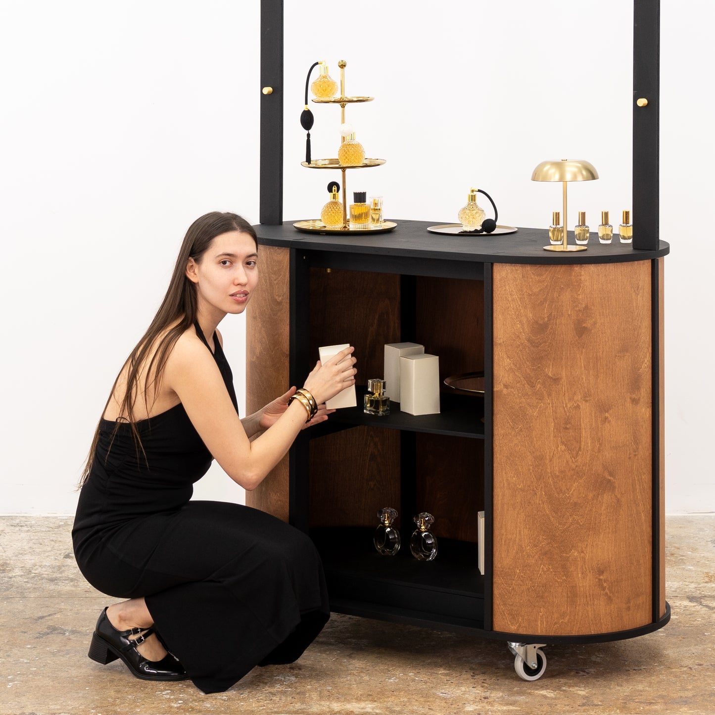 Tool-free event booth cart in neutral colors