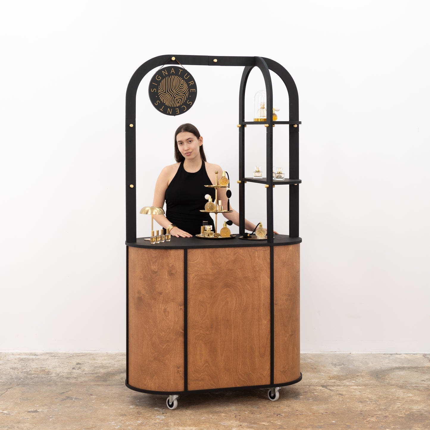 Flat-pack oval cart for mobile pop-up shops