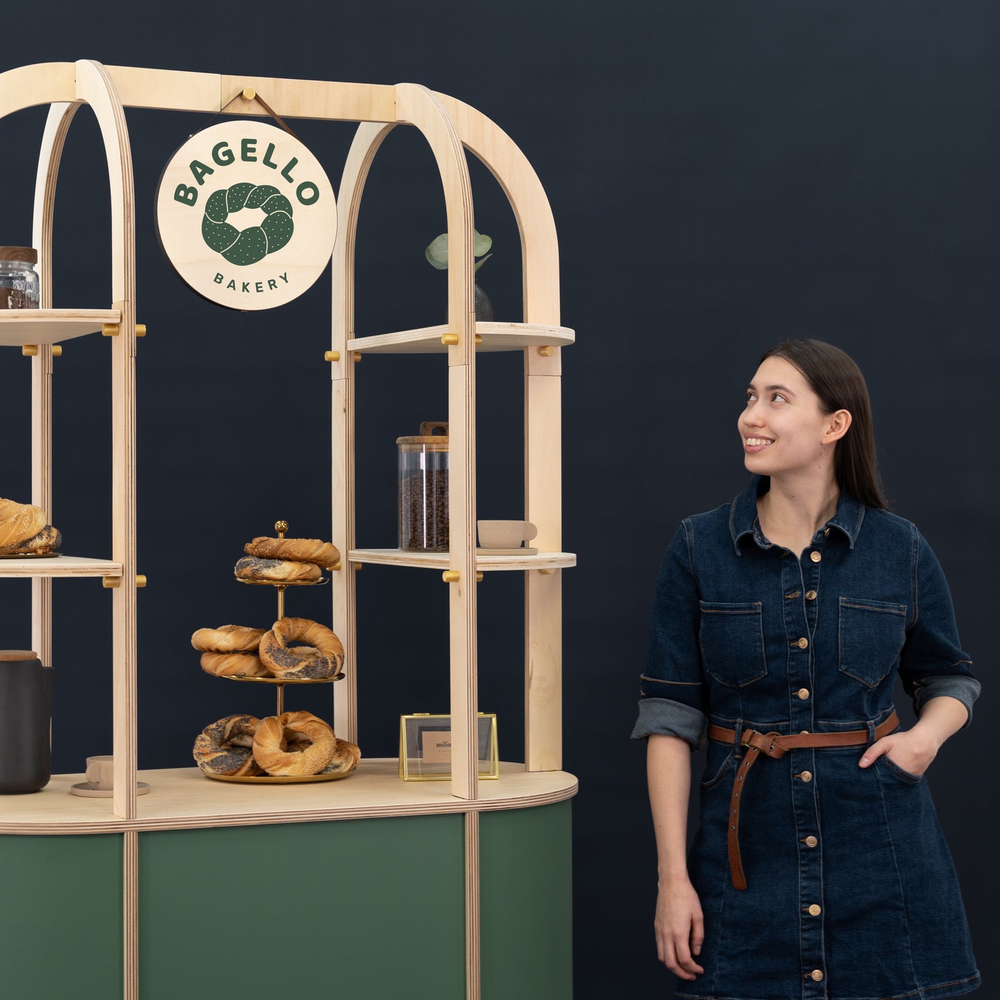 Pop-up store display cart with side shelving