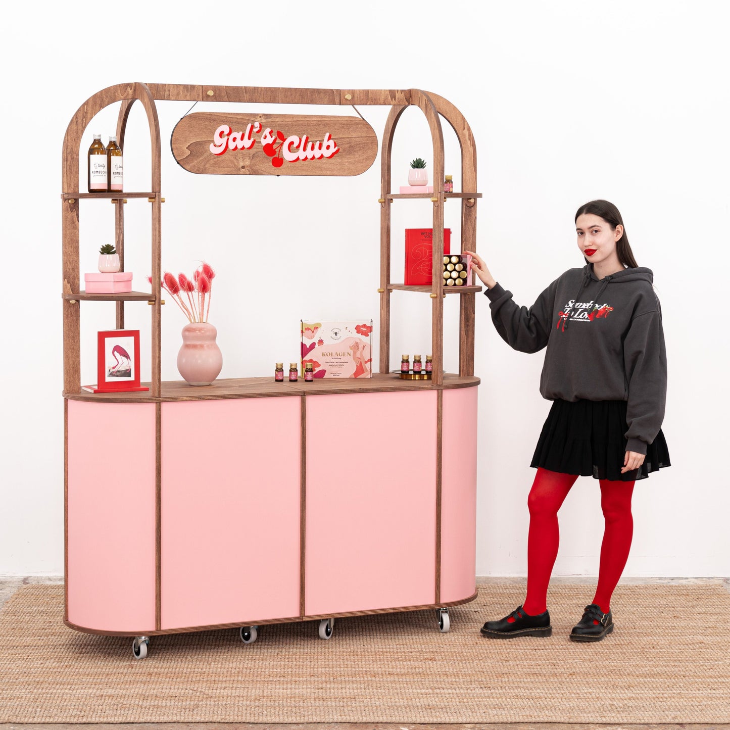 VC-29 display cart in a pop-up shop, offering flexibility for showcasing products, beverages, or flowers in an eye-catching display.