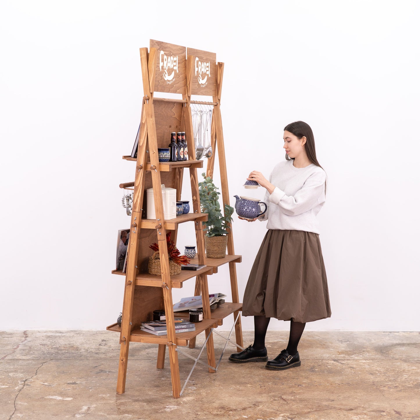 Tool-free foldable pegboard unit for boutique exhibitions and markets
