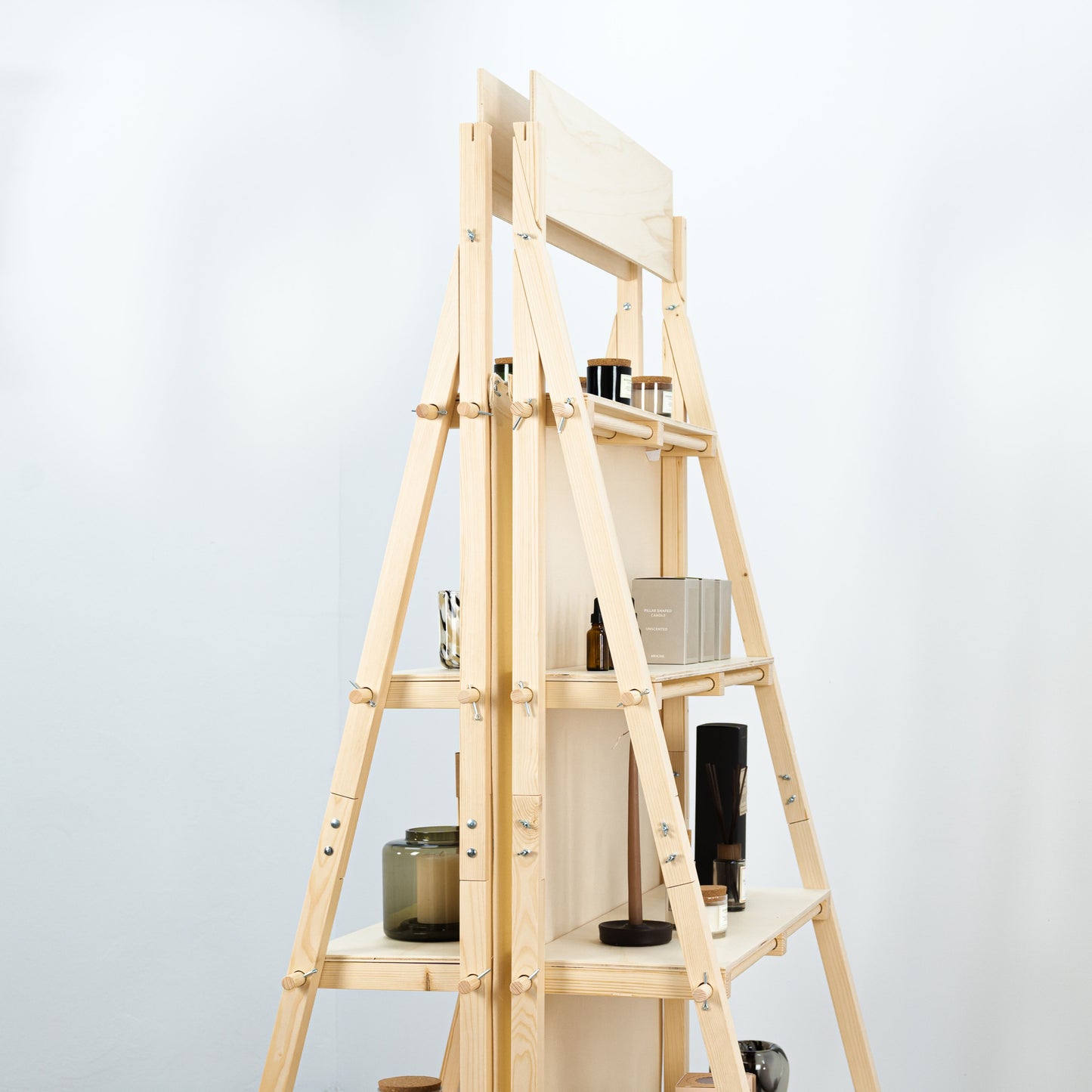 Lightweight market shelving for showcasing products at fairs and trade shows.