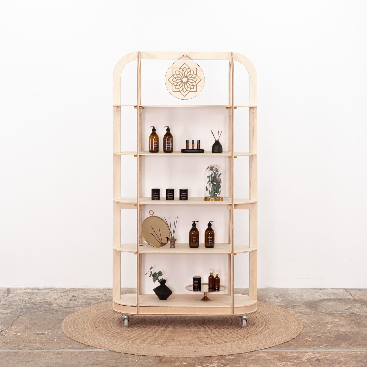 Modular exhibition shelf with five tiers and round personalized sign