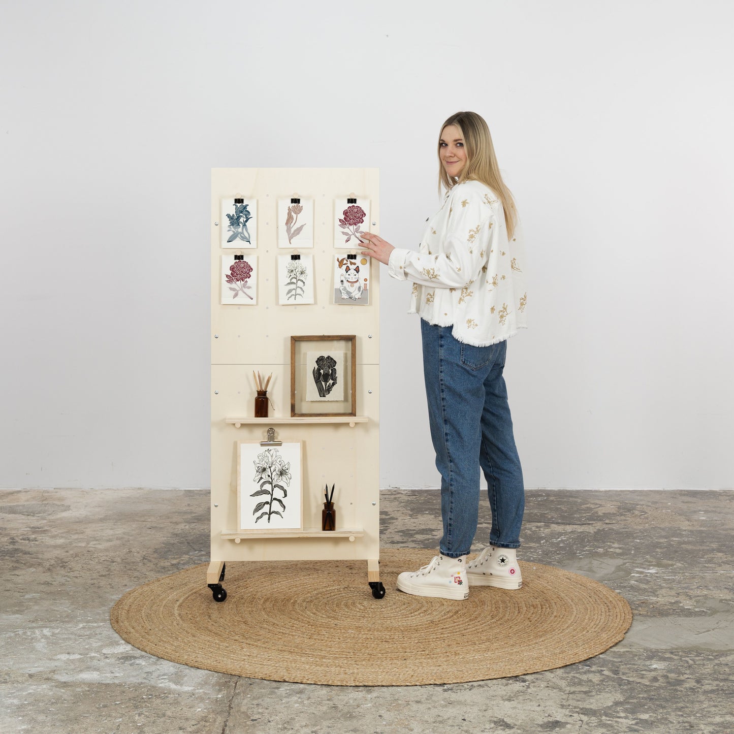 Kleine Display-Pegboard-Wand VP-06-W für Karten, Bücher, Kunst und Accessoires, auf Rollen, zusammenklappbar für Messezwecke | Milimetry