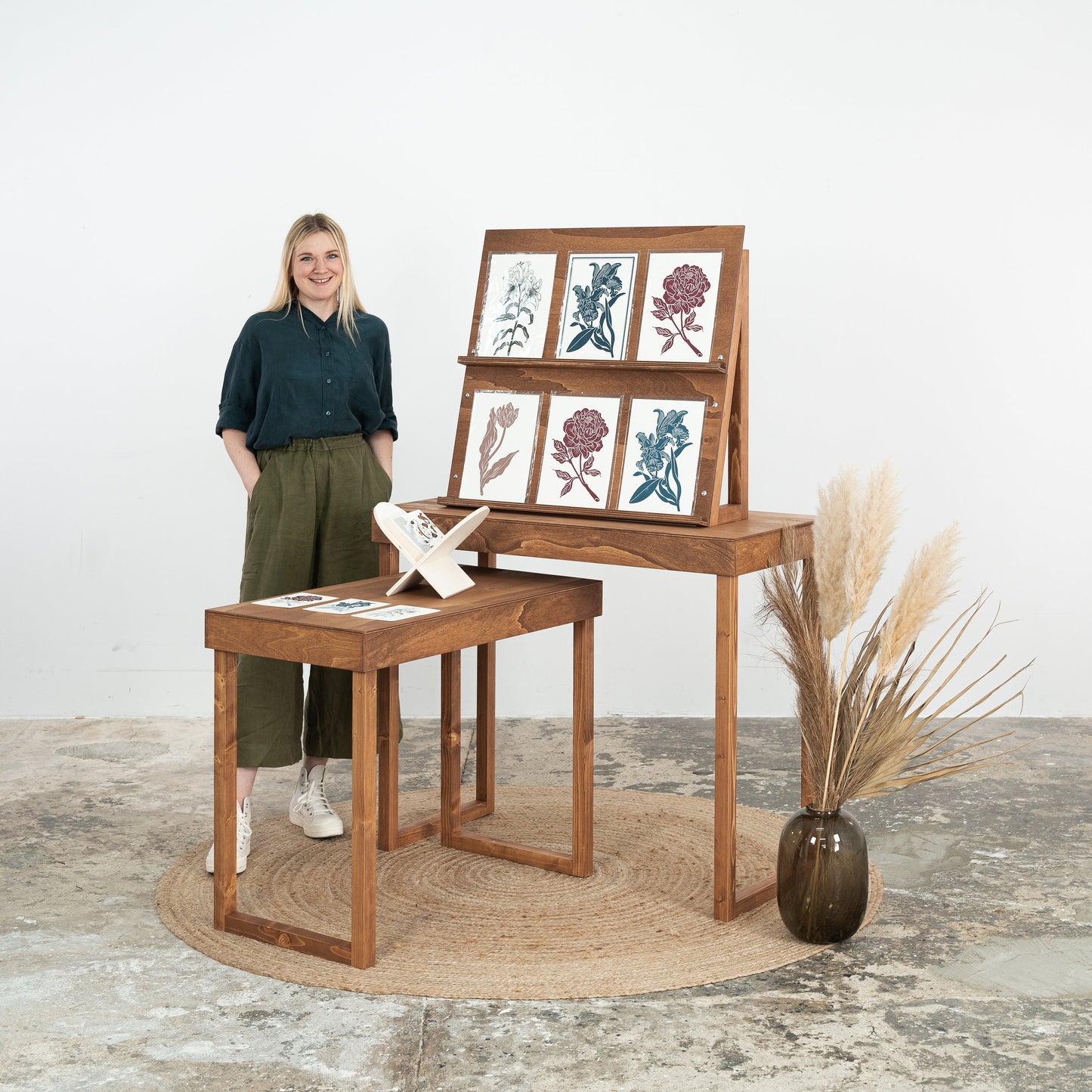 freestanding foldable display for artisan pop-up shops