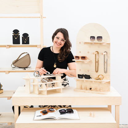 Salon artisanal avec meubles en bois de marque