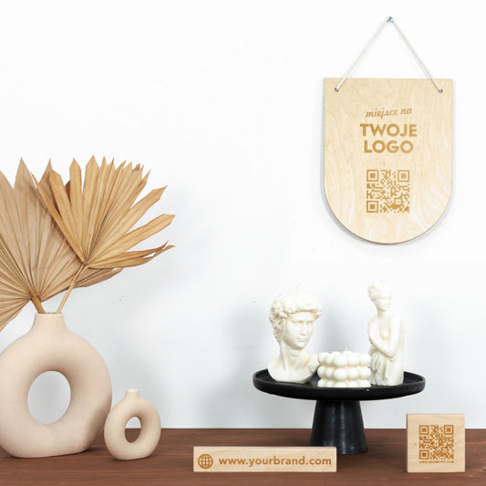 SET Brandberg: Set gravierter Sperrholzschilder mit Ihrem Logo oder Markennamen | Wimpel mit Logo | QR-Code-Zeichen | Website-Tag
