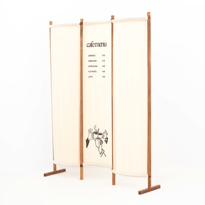 S-förmige Dreifachwand für geführten Kundenfluss und erlebnisorientierte Einkaufswege