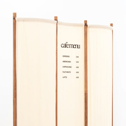 Dreifache Eventwand für Café-Menüs, Verkostungsrituale und Hospitality-Styling
