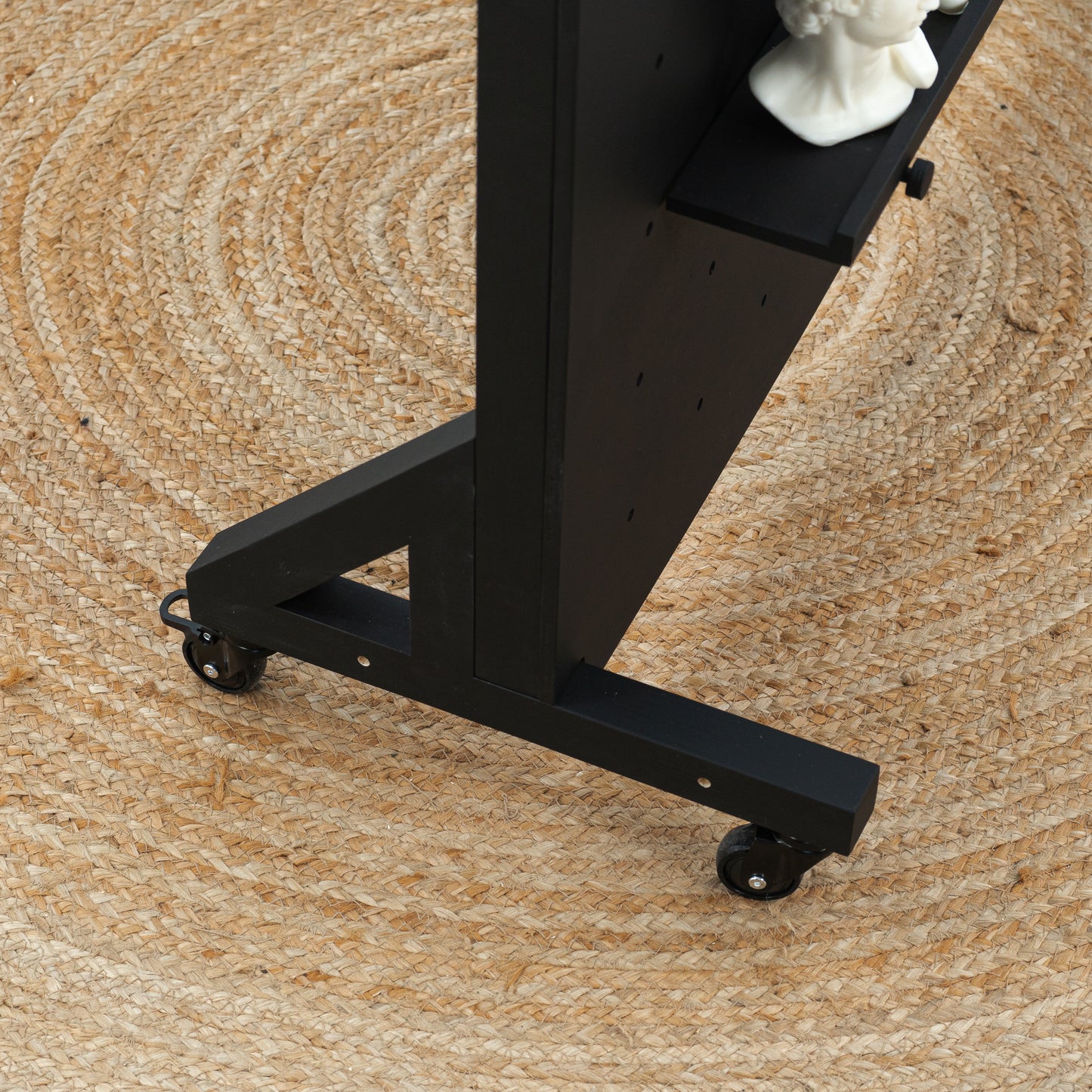 Display-Stecktafel VP-05-W-BL in schwarzer Farbe für Schmuck und Accessoires, auf Rollen, zusammenklappbar für den Einsatz auf Messen