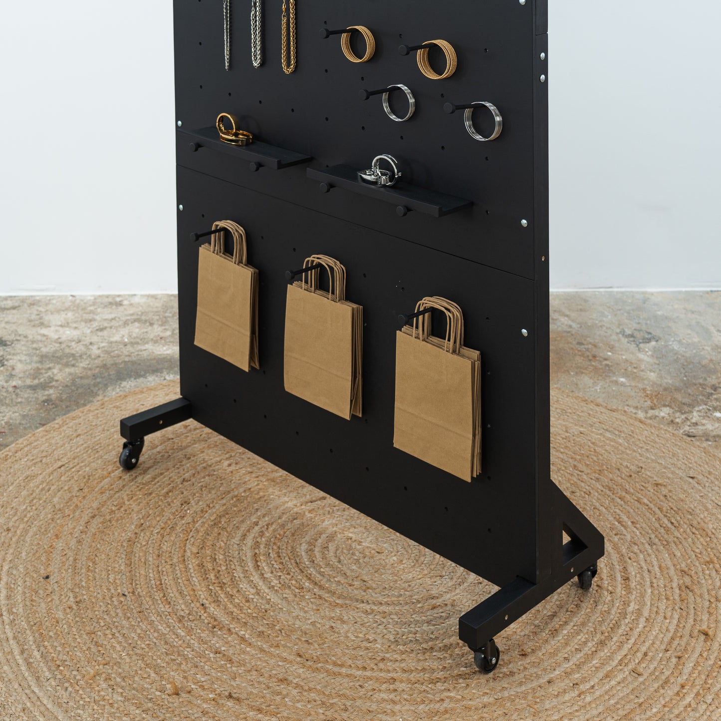 Display-Stecktafel VP-05-W-BL in schwarzer Farbe für Schmuck und Accessoires, auf Rollen, zusammenklappbar für den Einsatz auf Messen