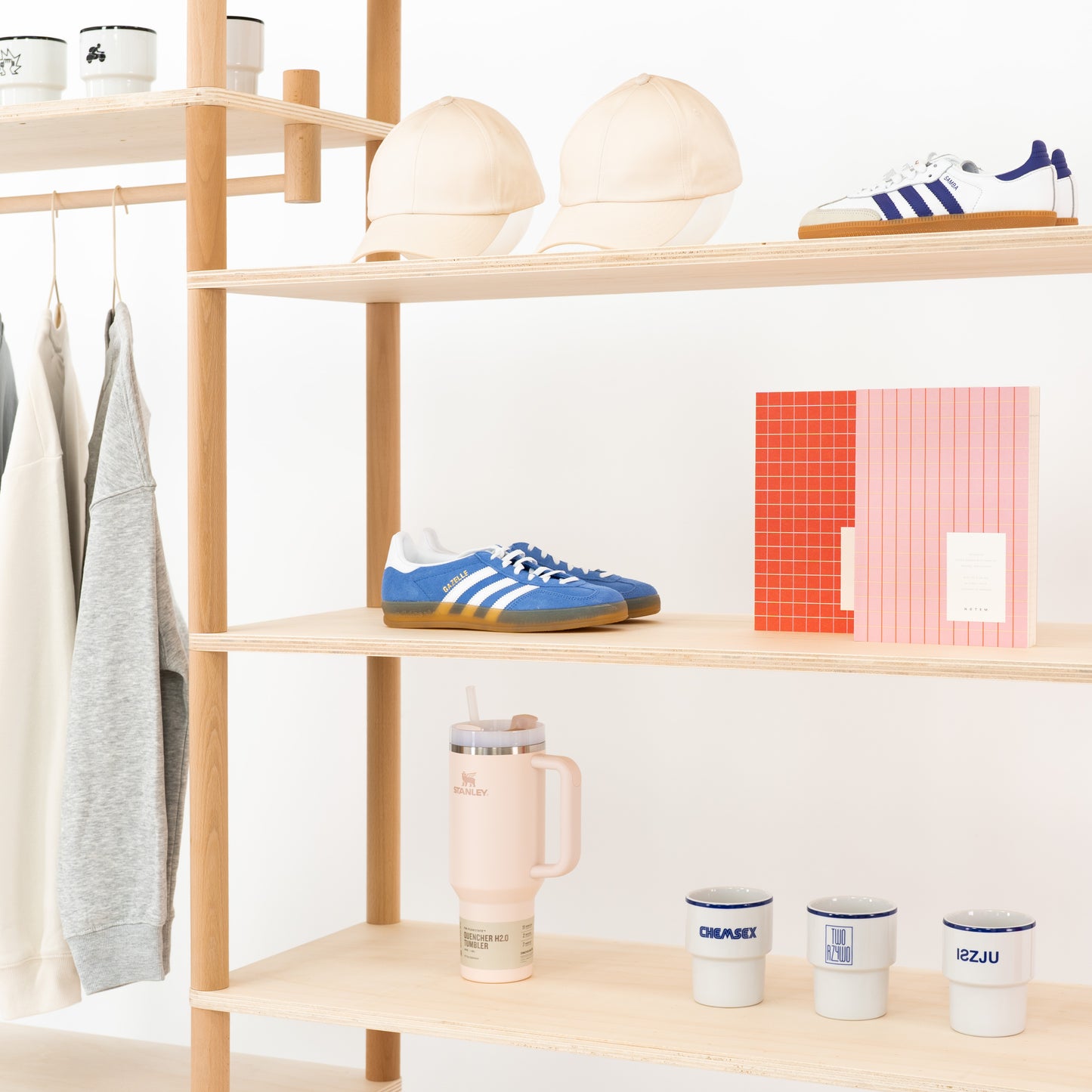 Lightweight wooden display shelf for exhibitions