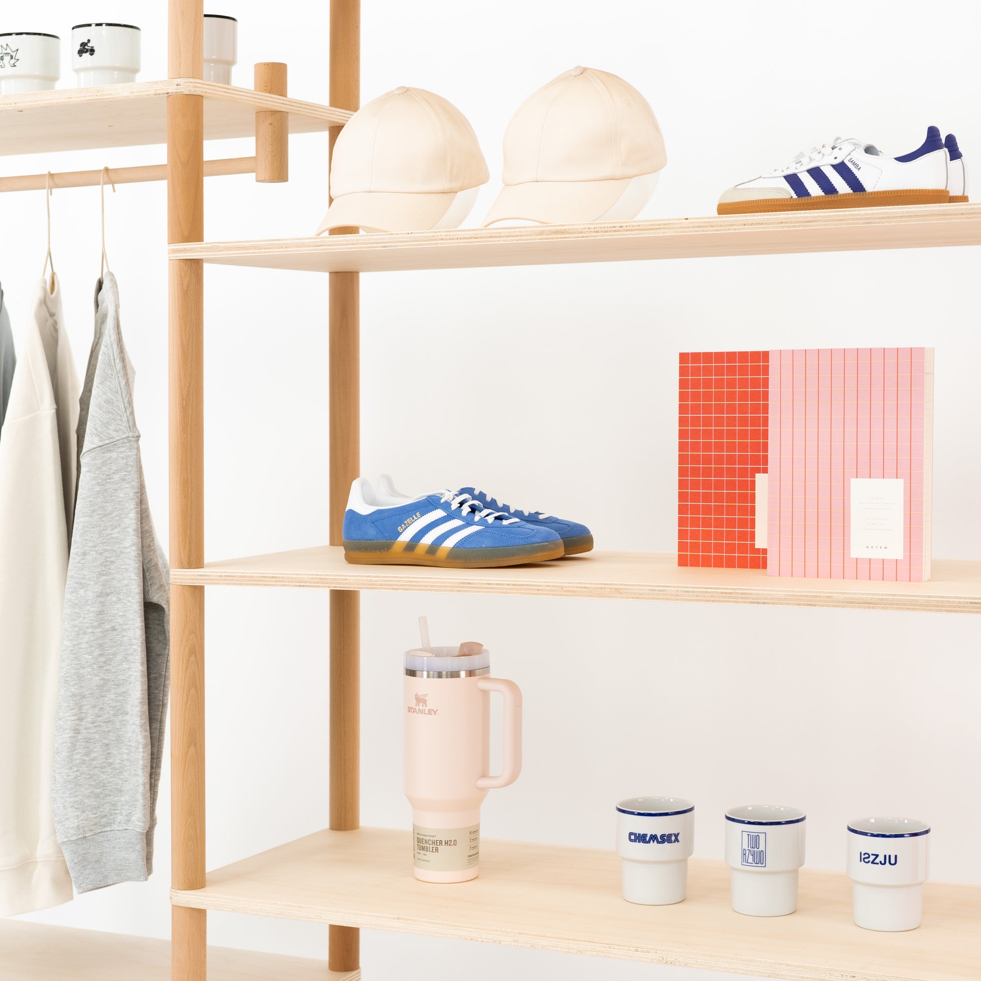 Lightweight wooden display shelf for exhibitions