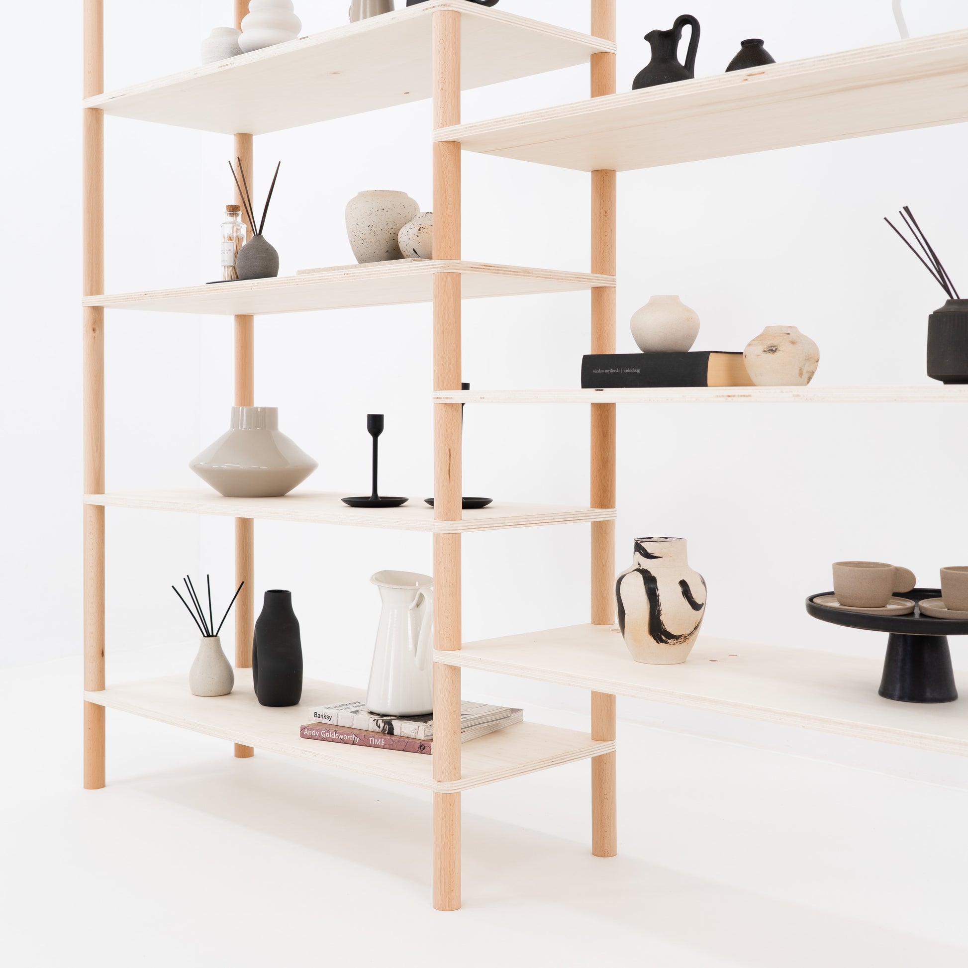 Tool-free retail shelf for pop-up displays
