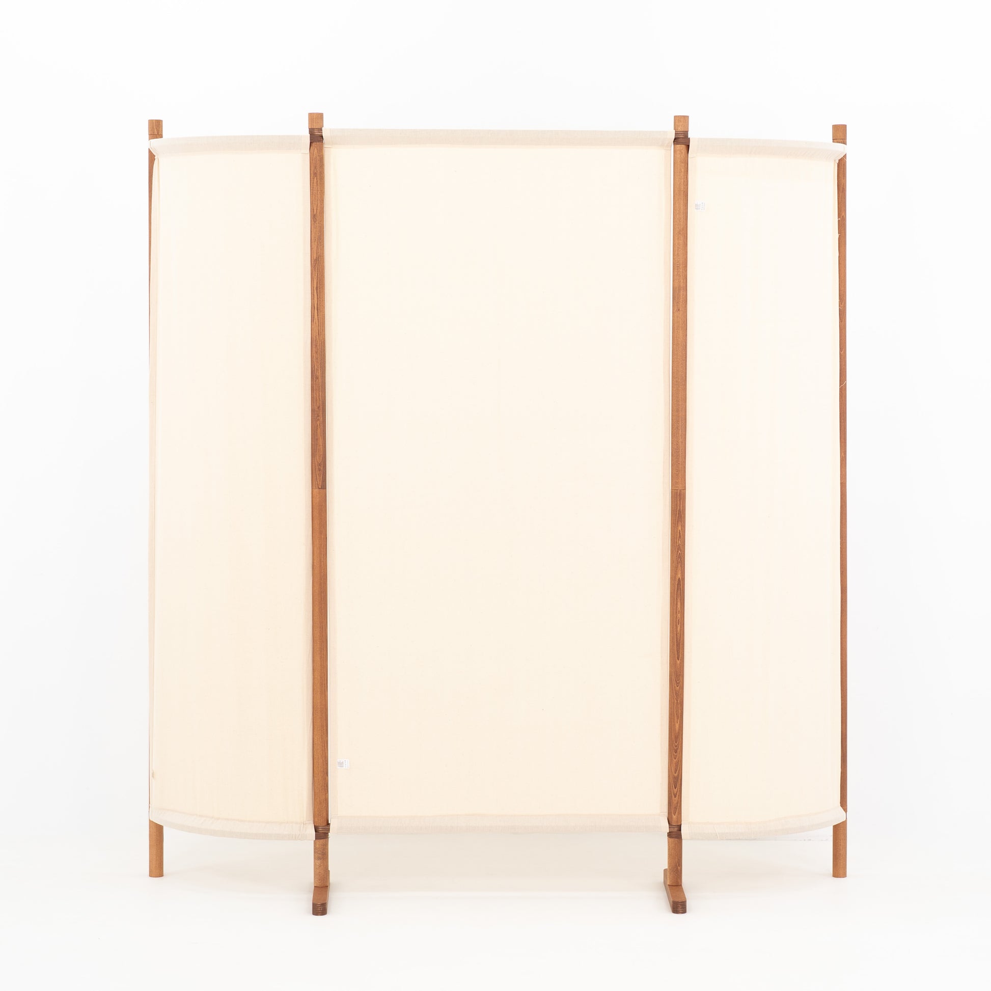 Detal drewnianej ramy w kolorze coffee do premium konceptów retailowych tworzonych przez agencje
