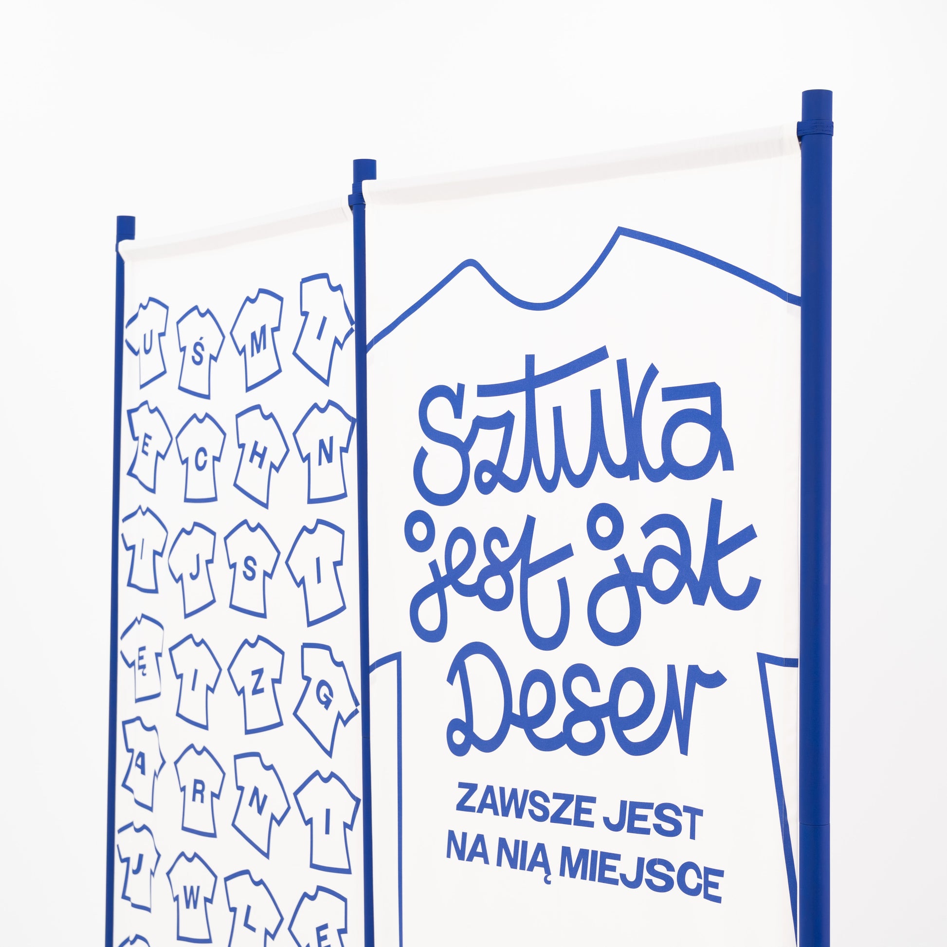 Nahaufnahme der Stangenspitze aus Buchenholz und bedruckter Textildetails
