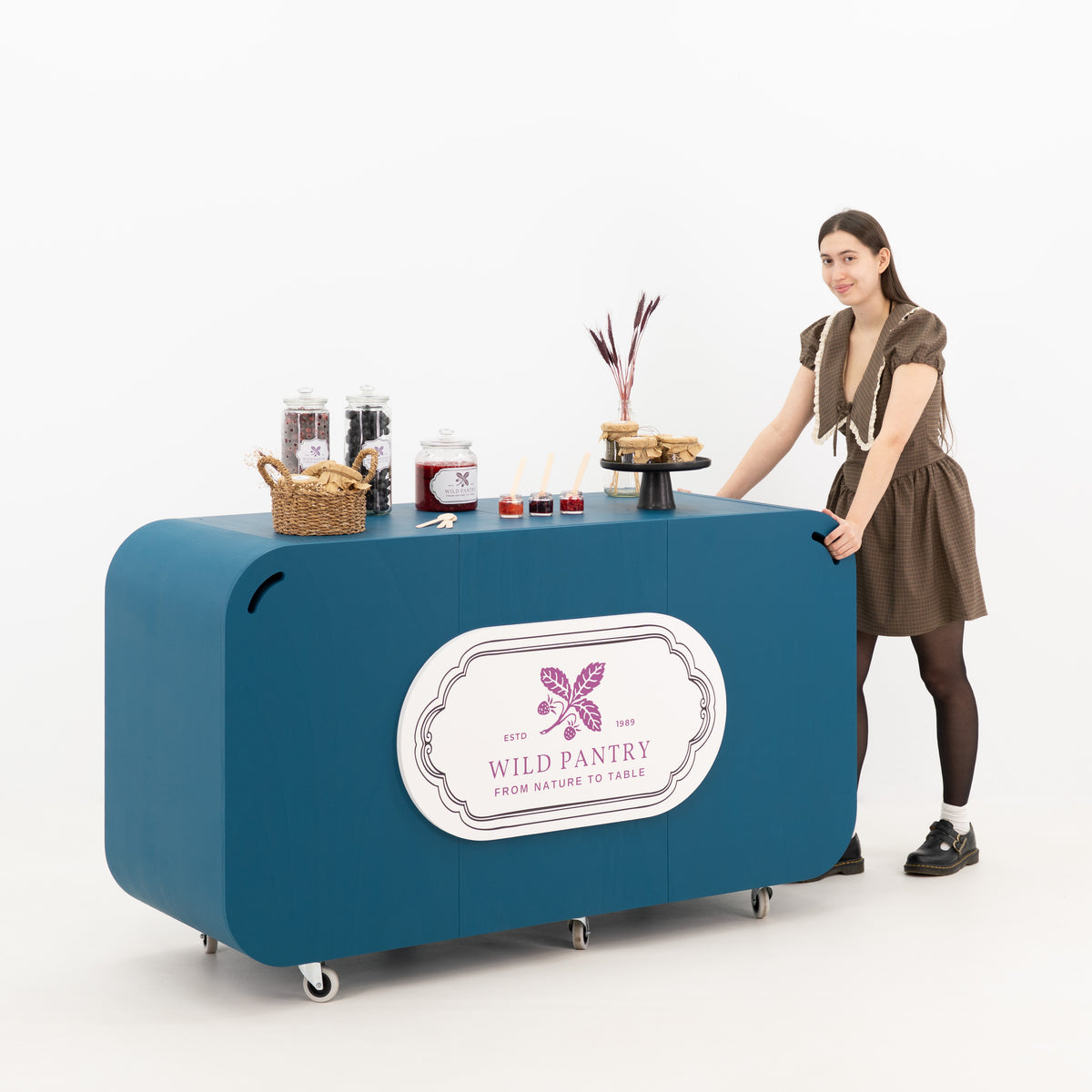 Promotiontheke mit Logo VC-38-W-ML, Schrägansicht mit Personal