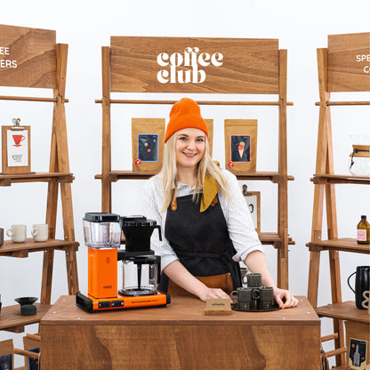Compact trade fair counter and shelving combo

