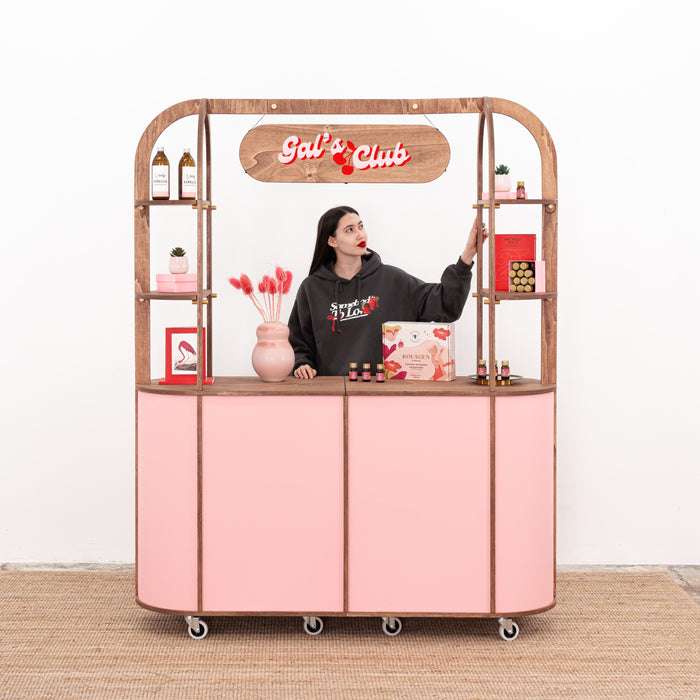 VC-29-Wagen im Einsatz auf einer Hochzeit oder auf einer Messe, zum Servieren von Getränken und Präsentieren von Blumen, mit einem eleganten und stilvollen Erscheinungsbild.