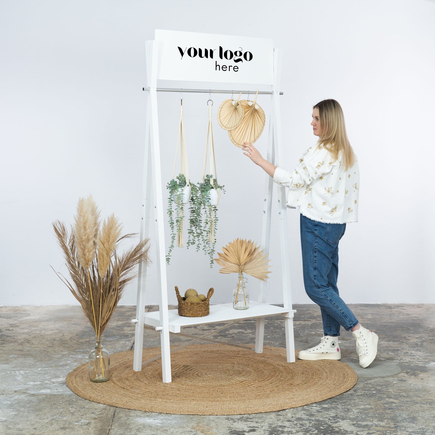Tragbarer Kleiderständer aus Holz VR-02-WT mit individueller Logotafel | Pop-up-Store