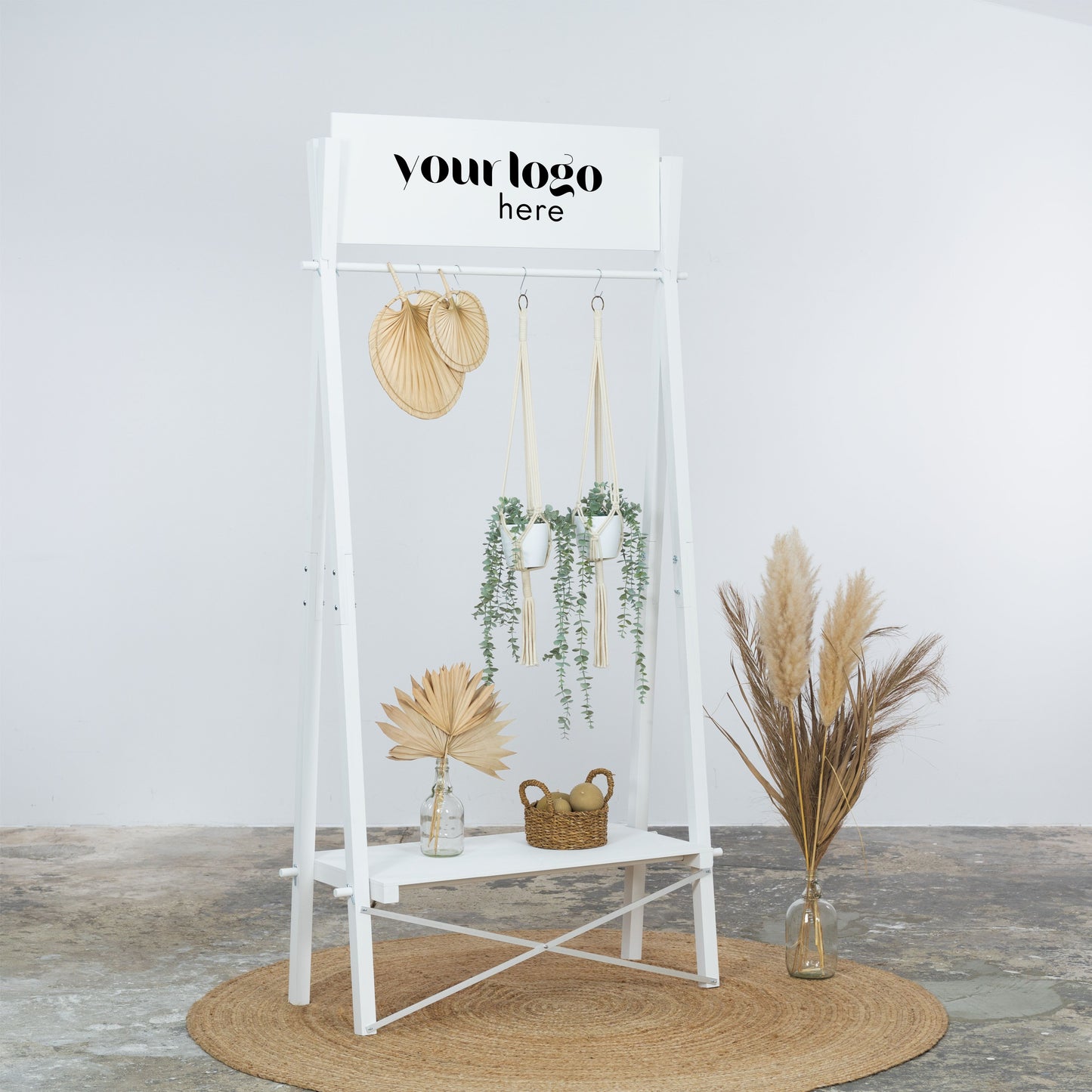 Tragbarer Kleiderständer aus Holz VR-02-WT mit individueller Logotafel | Pop-up-Store