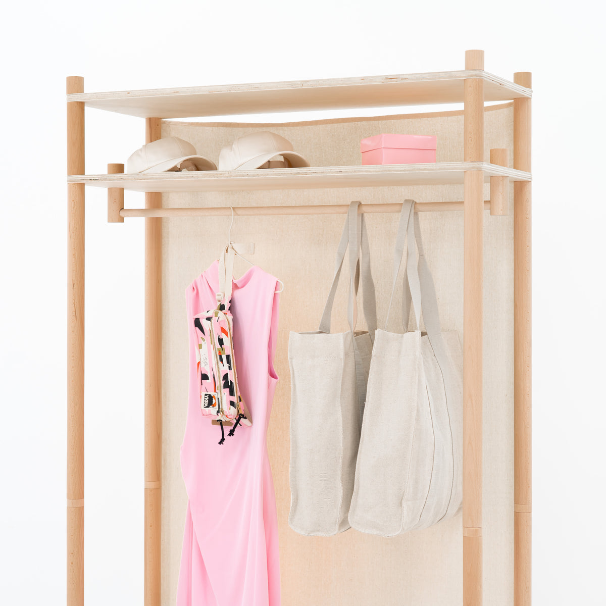 Portant à vêtements en bambou avec panneau en coton pour vitrine éphémère