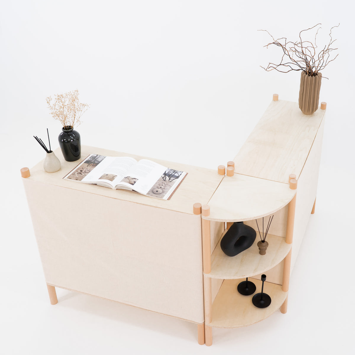Vue latérale de la configuration du stand BAMBUK avec étagères d'angle