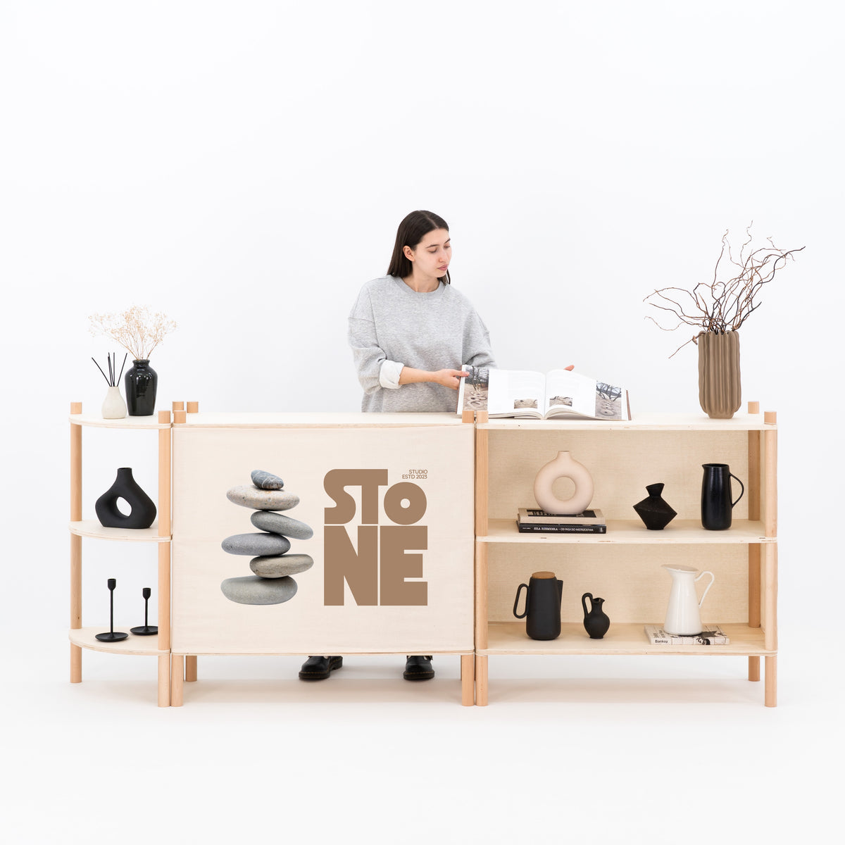 Aménagement minimaliste du stand avec mobilier portable