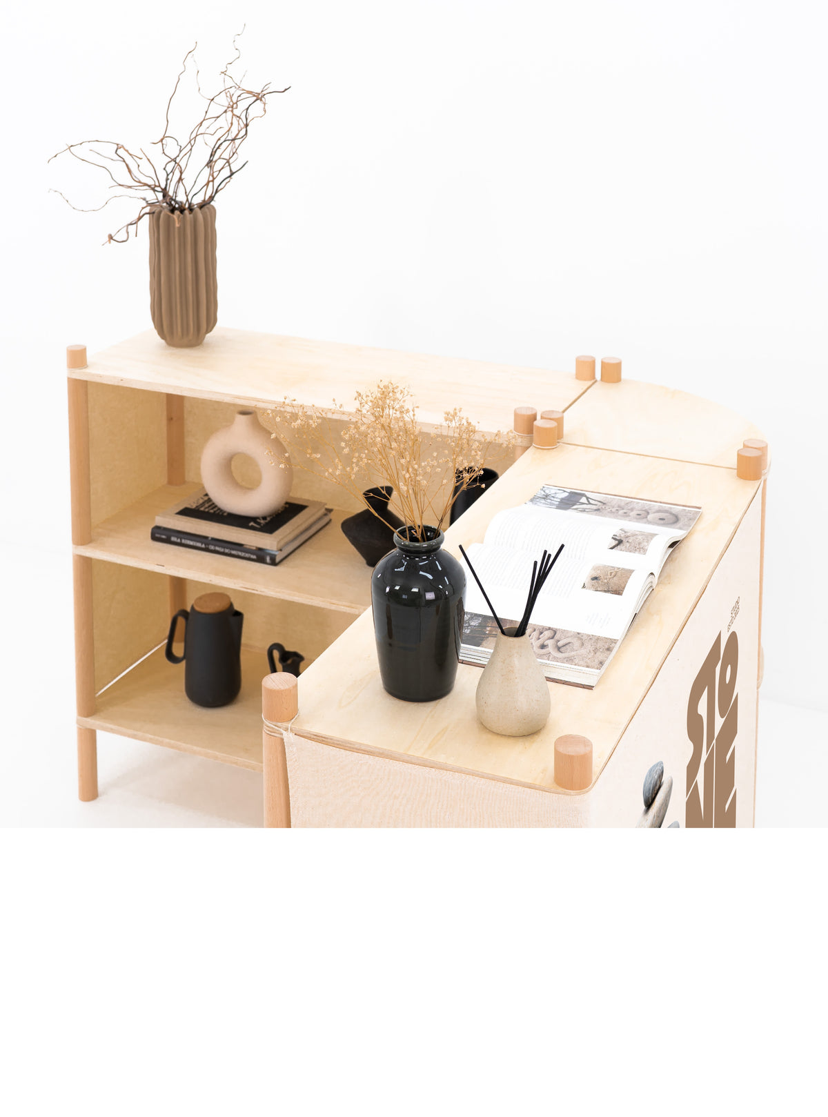Configuration complète du stand avec trois éléments modulaires de BAMBUK