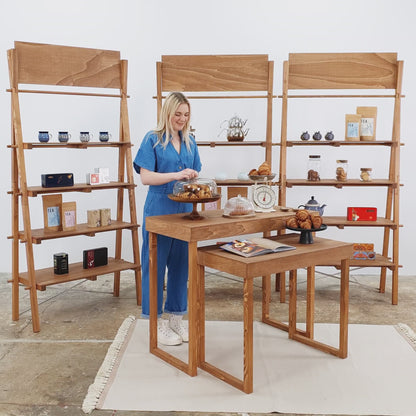 Video presentation of modular booth set with display tables and shelves