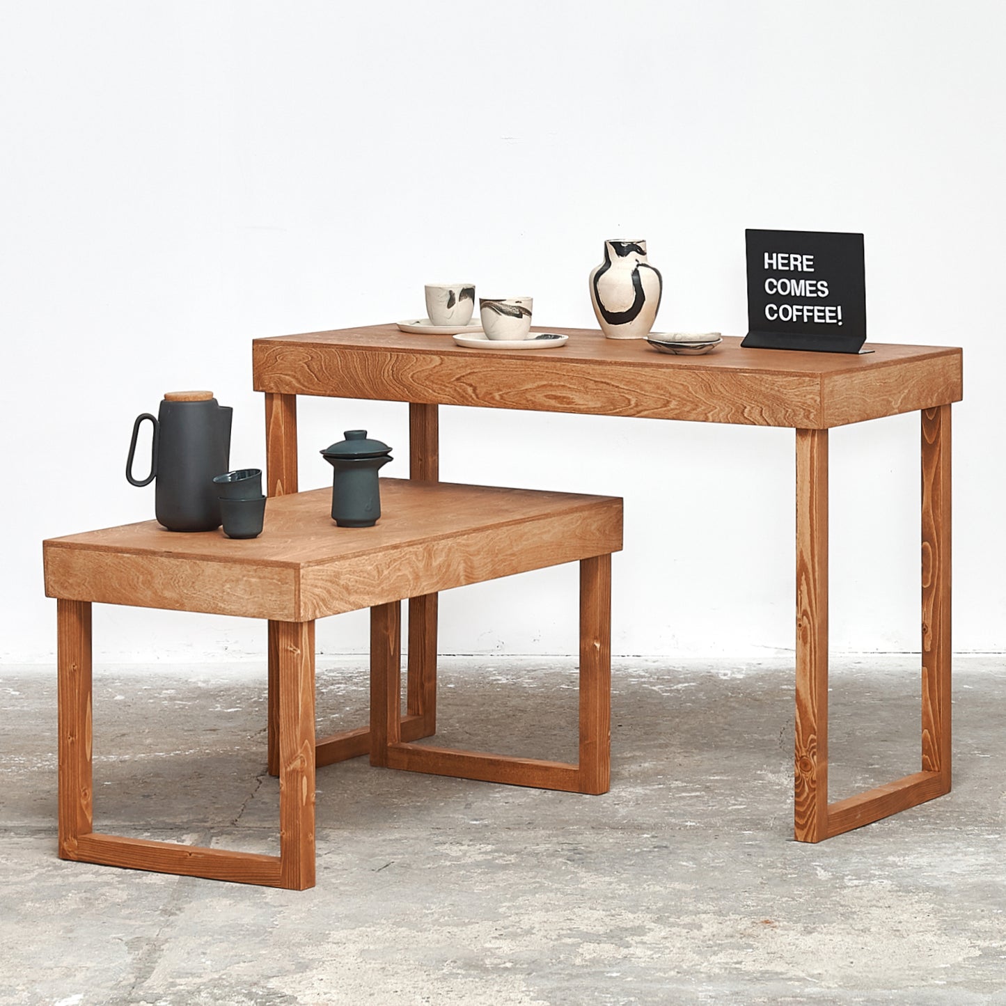 Un ensemble de deux tables de présentation VC-05-CF, parfait comme présentoir d'exposition d'artisanat, table de présentation à plusieurs niveaux, ambiance vintage