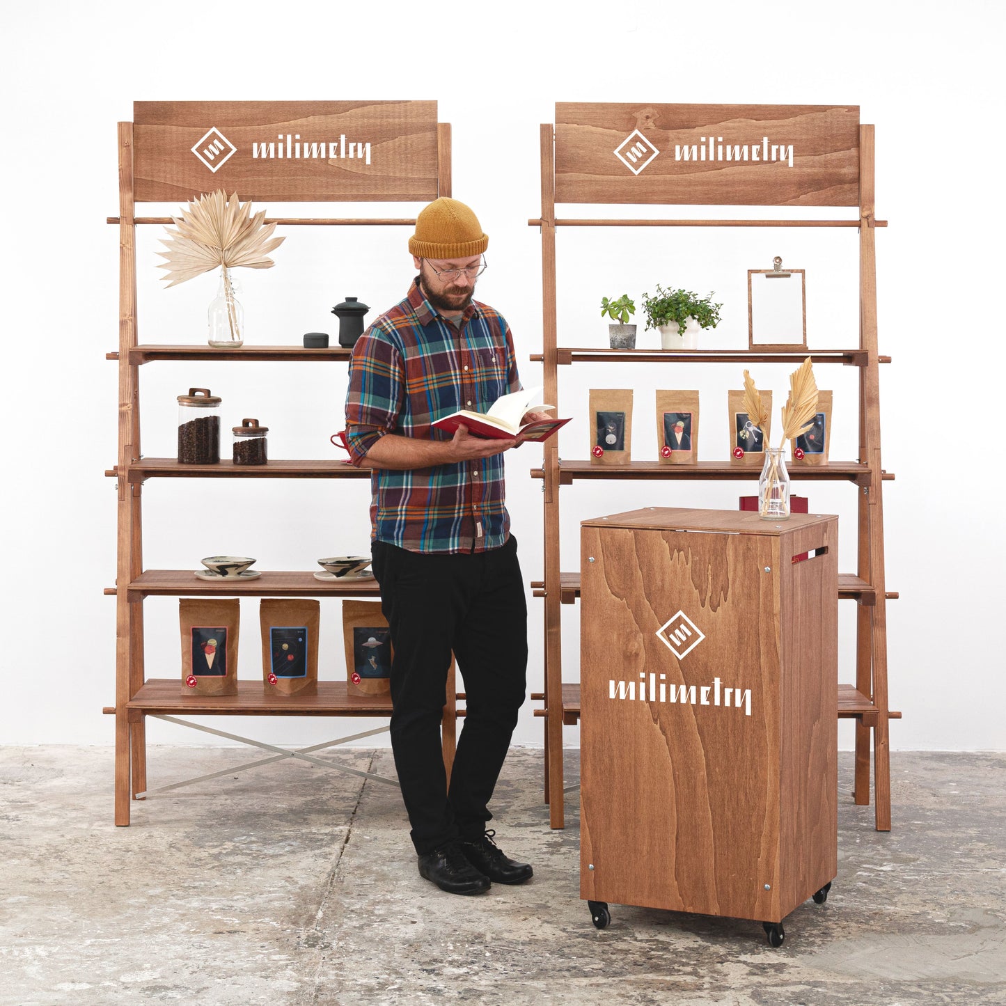 SET Praga CF: Checkout station on wheels VC-06-W-CF and 1 or 2 display shelves VS-03-CF | coffee color | booth set up