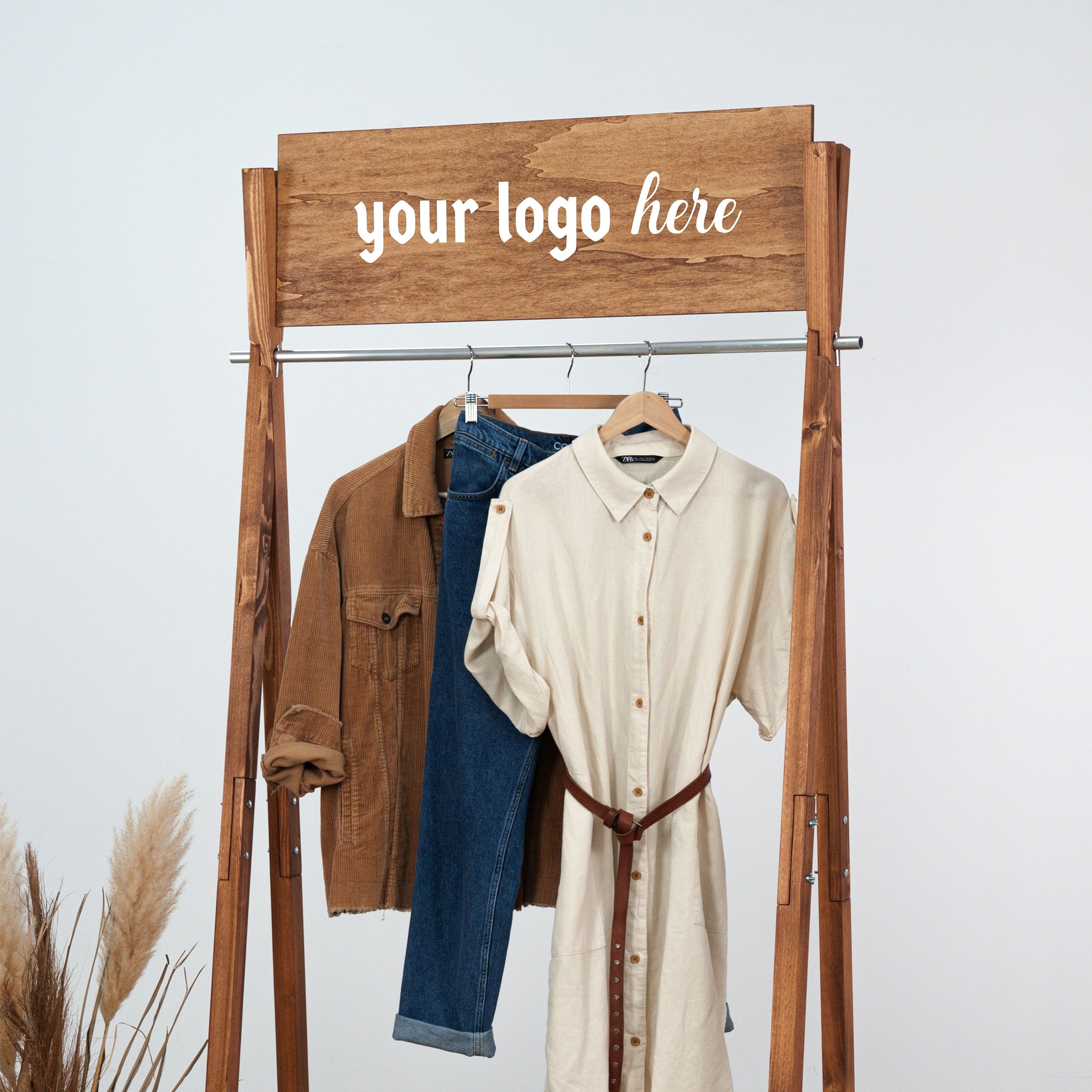 Portable wooden garment rack VR 02 CF with custom logo board pop