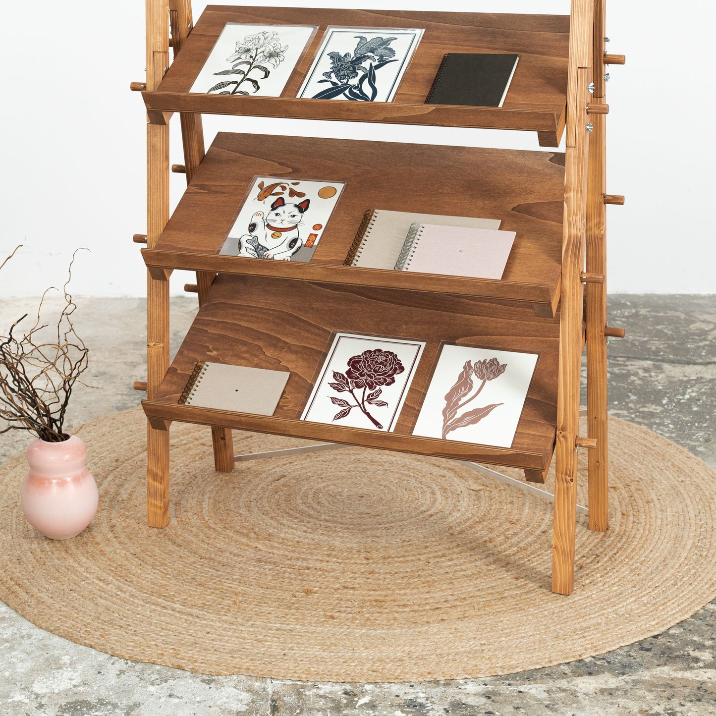 Shelving VS-07-CF in coffee color with slanted shelves for shops and fairs | Folding display | Milimetry